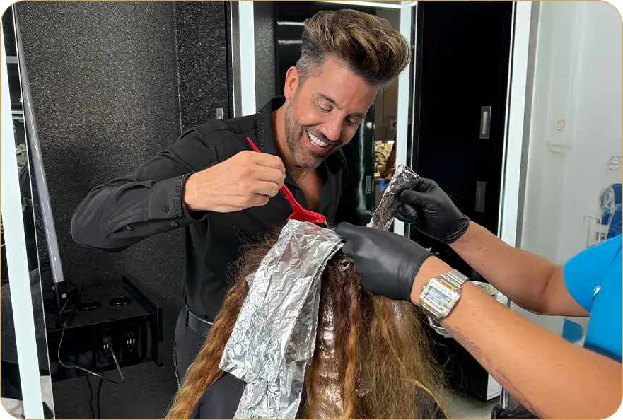 Gabriel Samra aplicando una corrección de color en su salón